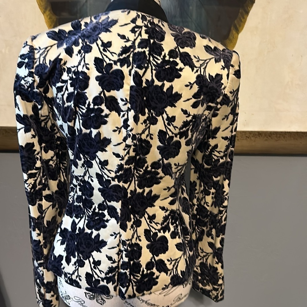 Tory Burch blazer. I wore to court a couple of times Size 6. Runs true to size - Picture 8 of 8